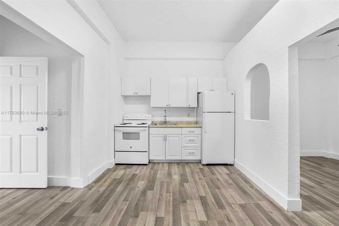 2300 W Flagler St in Miami, FL - Building Photo