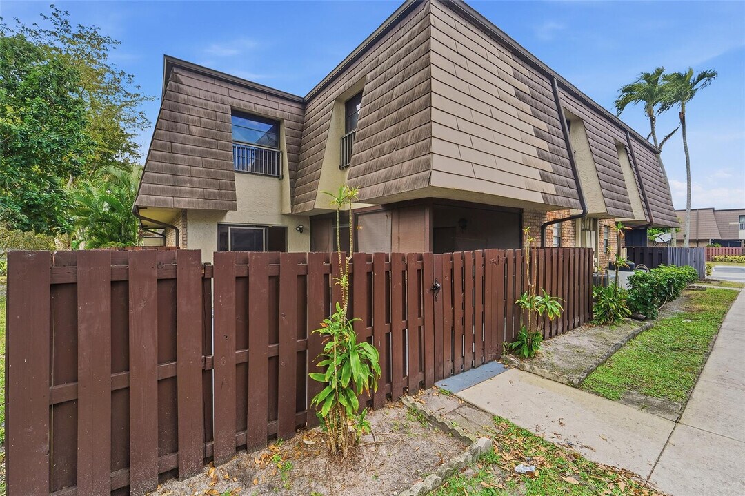 2501 NW 99th Ave in Coral Springs, FL - Building Photo