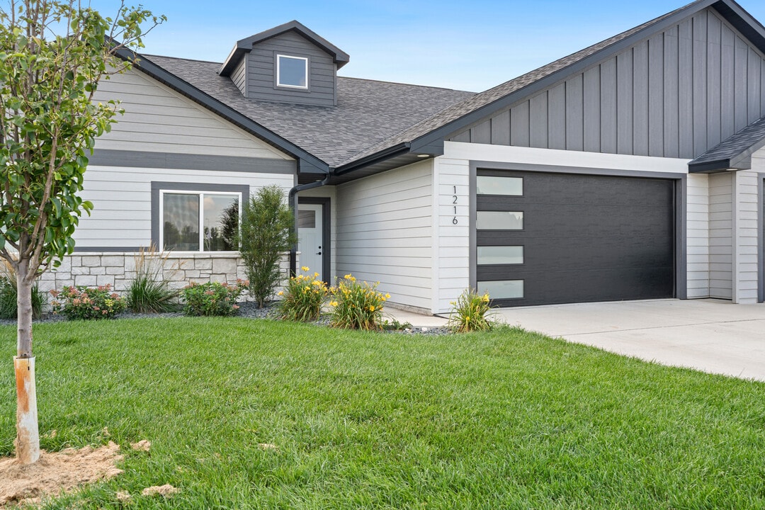 1216 Zitkala-Sa Trl in Vermillion, SD - Building Photo