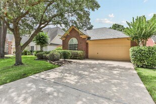 8326 Hunters Village Dr in Humble, TX - Building Photo