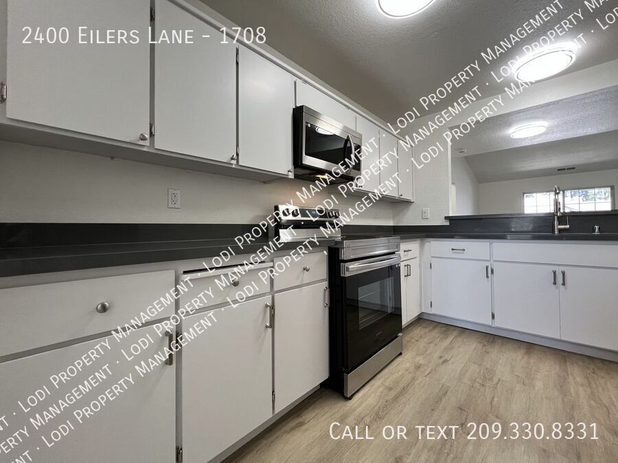 2400 Eilers Ln in Lodi, CA - Building Photo