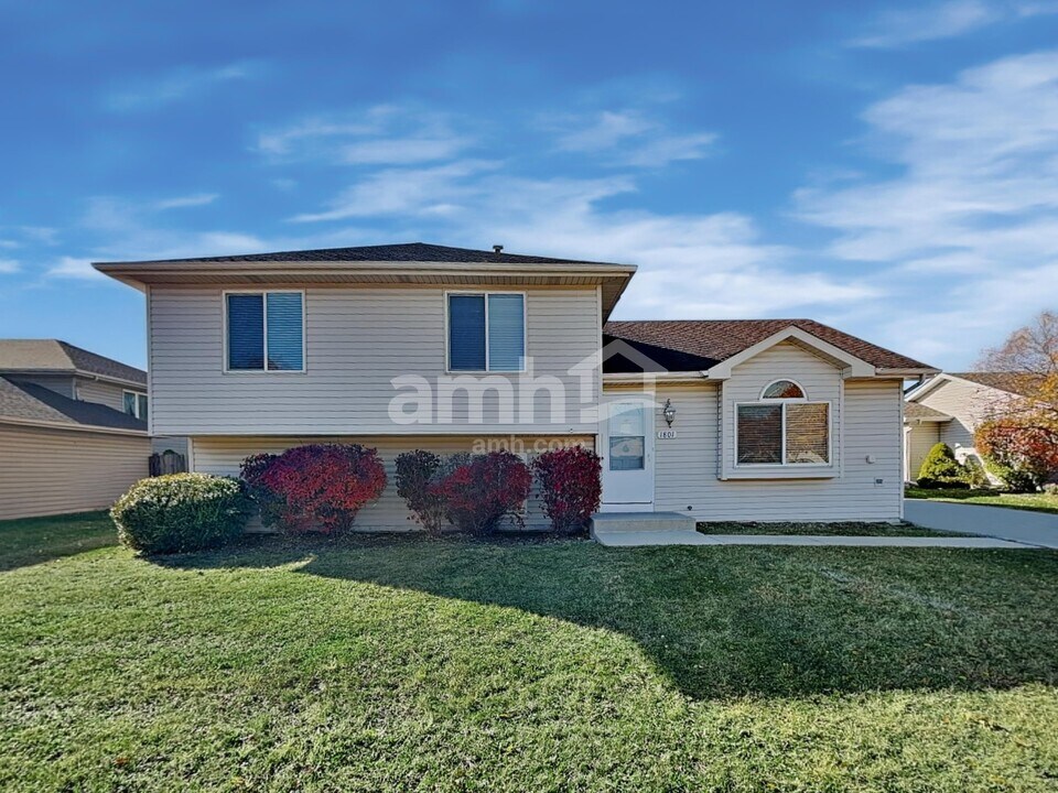 1801 Winger Dr in Plainfield, IL - Building Photo