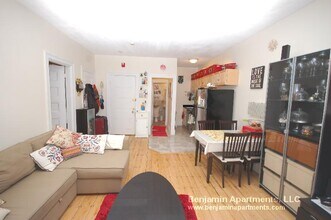 1067 Beacon St, Unit 7 in Brookline, MA - Foto de edificio - Building Photo