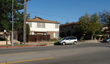 5662 Whitsett Ave in Valley Village, CA - Building Photo - Building Photo