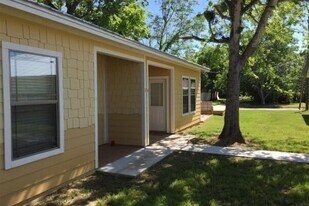 259 E 7th St in Somerville, TX - Building Photo