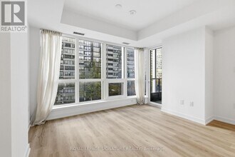 395 Square One Dr in Mississauga, ON - Building Photo - Building Photo