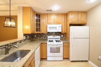 18701 Sparkling Water Dr in Germantown, MD - Foto de edificio - Building Photo