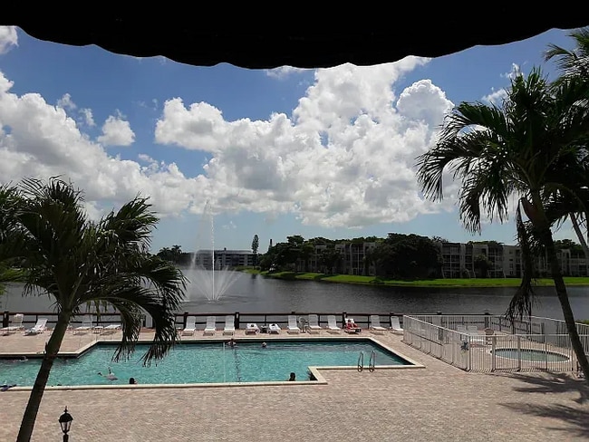 9441 Live Oak Pl in Davie, FL - Foto de edificio - Building Photo