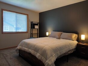 705 Koehnen Dr in Chaska, MN - Foto de edificio - Building Photo
