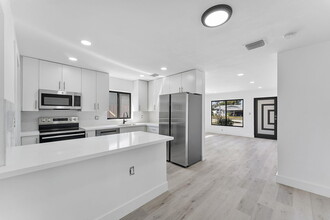 714 NW 1st Way in Deerfield Beach, FL - Building Photo - Building Photo