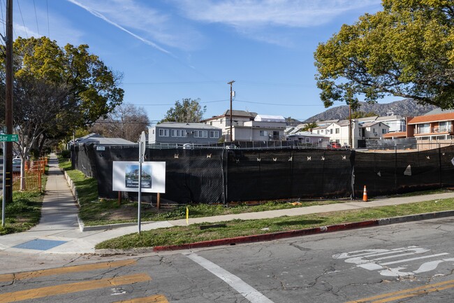 Cedar Gardens in Burbank, CA - Building Photo - Building Photo