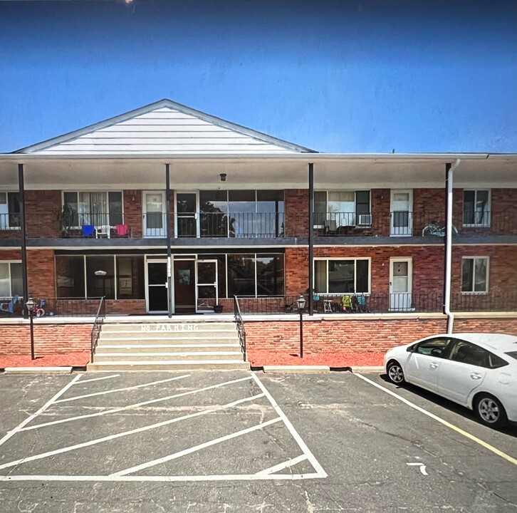 45860 Cass Ave in Utica, MI - Building Photo