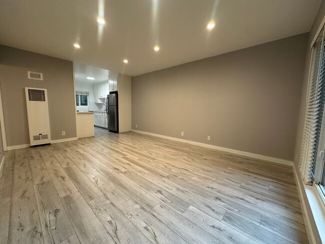 7555 De Longpre Ave, Unit 9