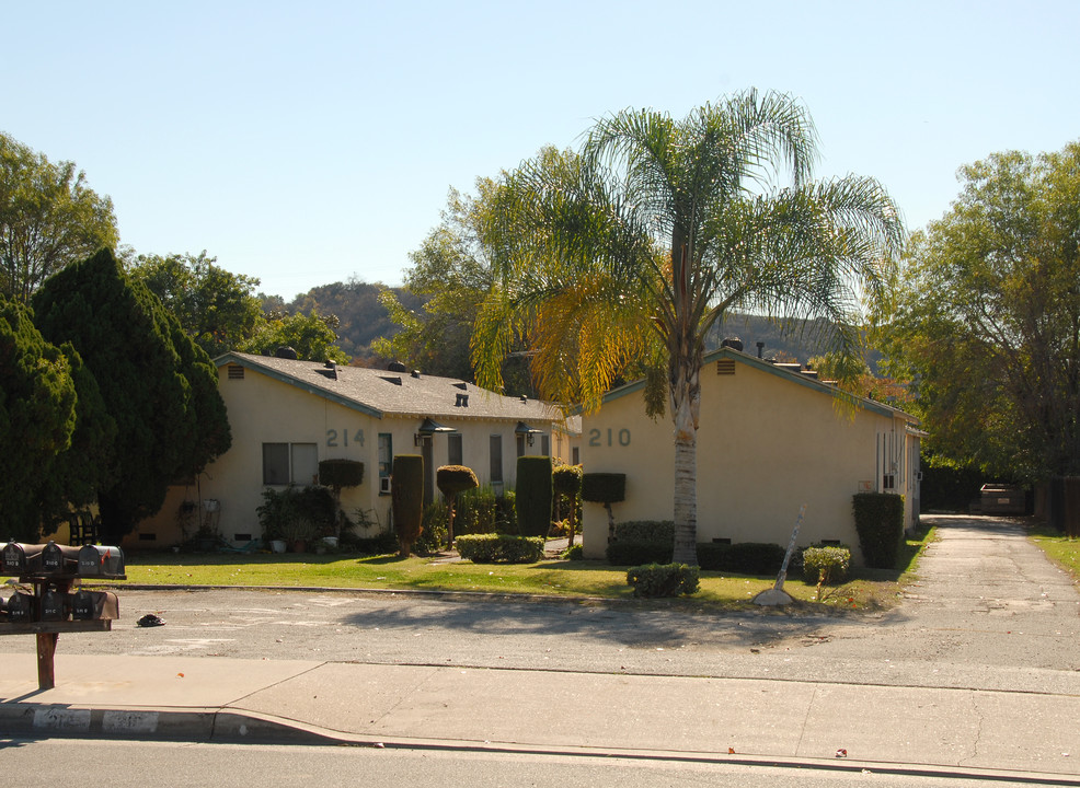 214 E Route 66 in Glendora, CA - Foto de edificio