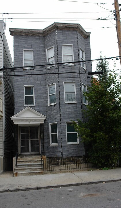 109 Morris Cres in Yonkers, NY - Foto de edificio