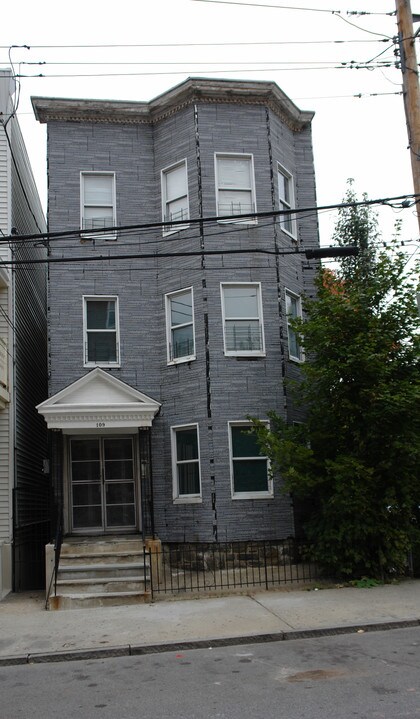 109 Morris Cres in Yonkers, NY - Building Photo