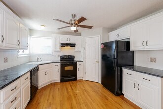 16705 Branson Dr in Belton, MO - Foto de edificio - Building Photo