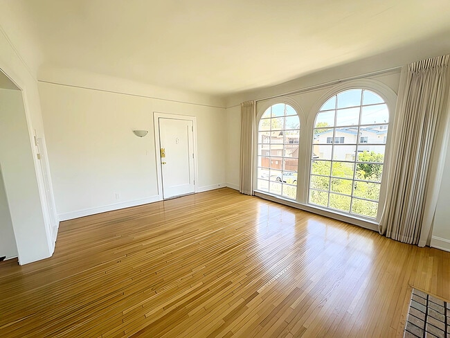 25 Falcon Ave, Unit B in Long Beach, CA - Building Photo - Building Photo
