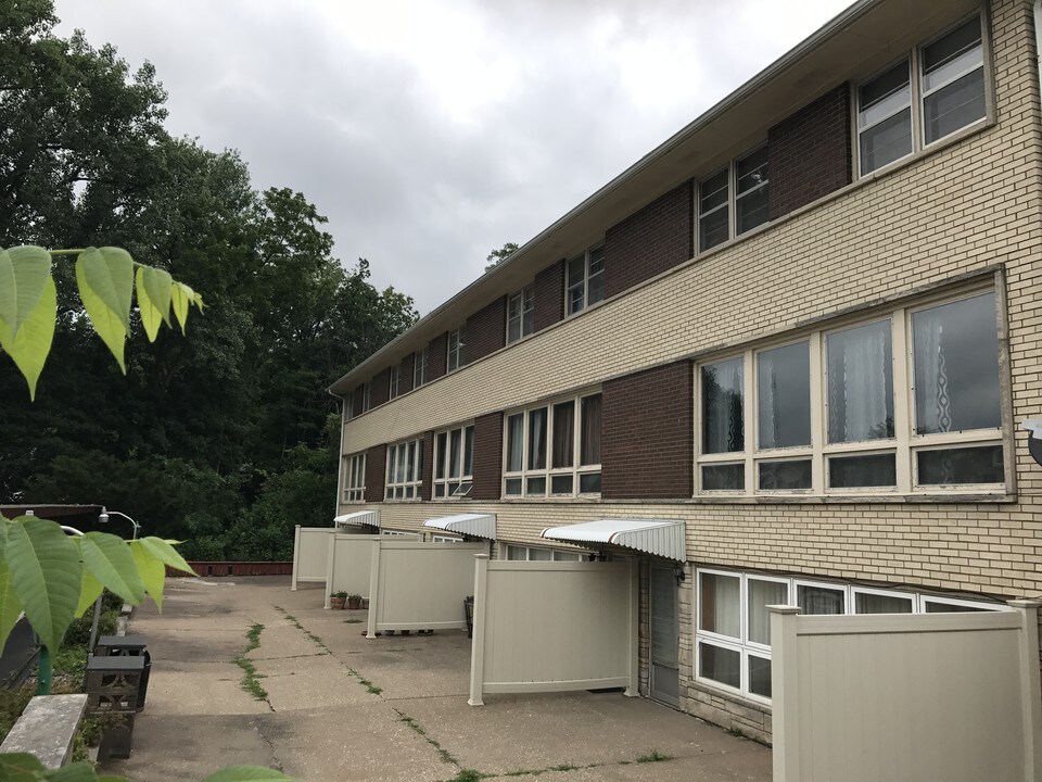 3615 Kennedy Dr in East Moline, IL - Foto de edificio