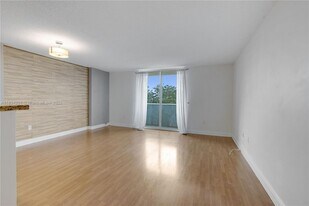 3000 Coral Wy, Unit 513 in Coral Gables, FL - Building Photo