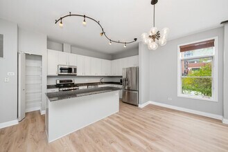 333 N Jefferson St in Chicago, IL - Building Photo - Building Photo