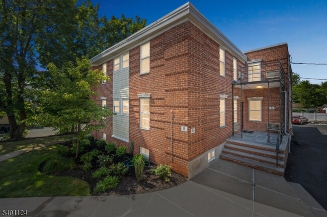 320 Claremont Ave in Montclair, NJ - Building Photo - Building Photo