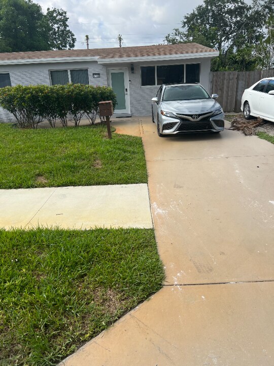 1 Freedom St in Pembroke Pines, FL - Foto de edificio