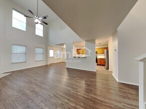 1036 Cove Hollow Dr in Cedar Hill, TX - Foto de edificio - Building Photo