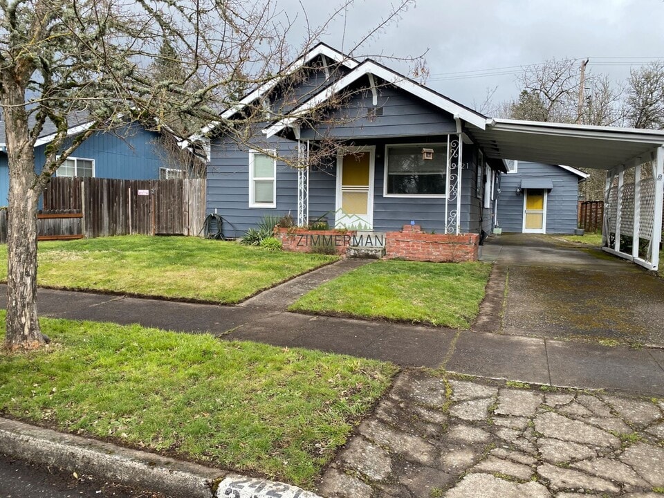 2421 Kincaid St in Eugene, OR - Building Photo