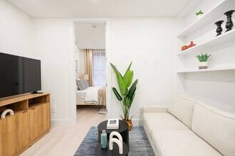 515 W 48th St in New York, NY - Building Photo - Building Photo