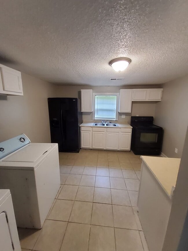 Welcome to this charming 3-bedroom, 1-bath in Memphis, TN - Building Photo - Building Photo