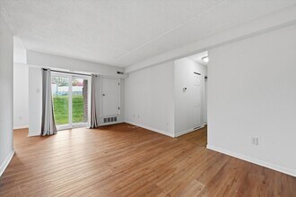 2402 Pond View Dr in West Chester, PA - Building Photo - Building Photo