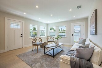 1102 N Albany Ave in Tampa, FL - Building Photo - Building Photo