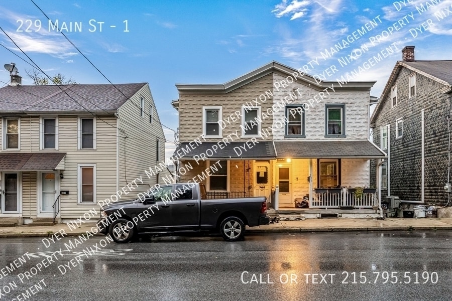 229 S Main St in Spring City, PA - Building Photo