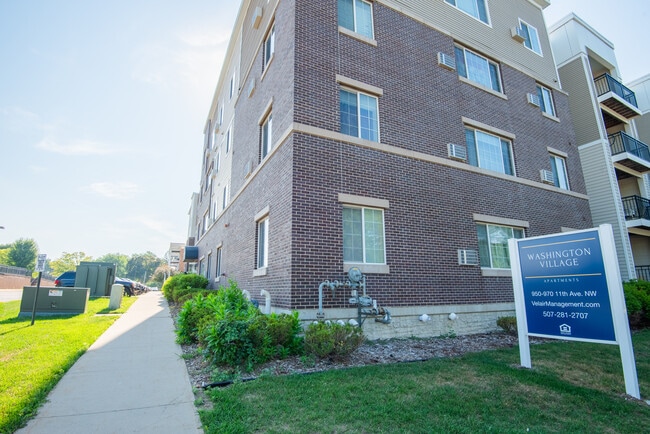 Washington Village East Apartments in Rochester, MN - Foto de edificio - Building Photo