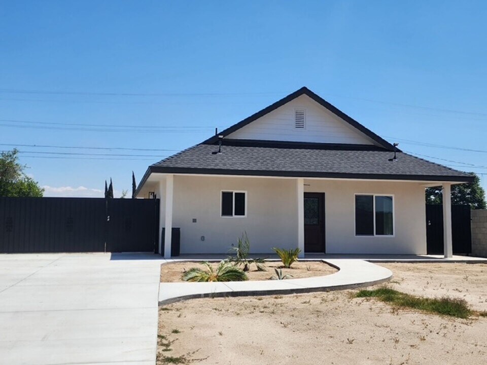 1102 Kelly St in Bakersfield, CA - Building Photo