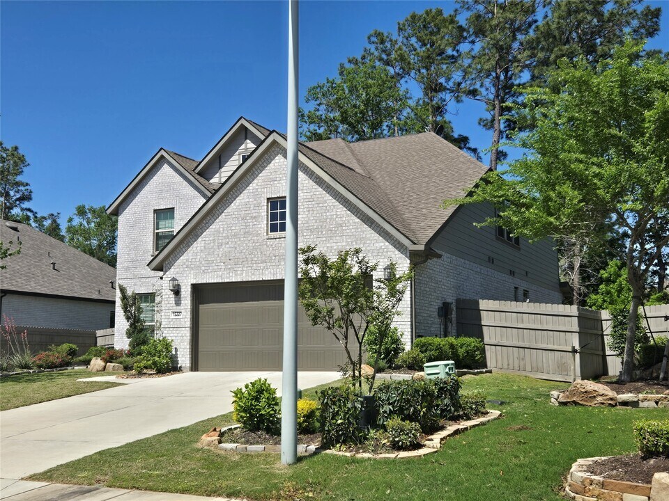 15227 Deseo Dr in Conroe, TX - Building Photo