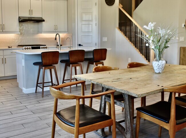 4864 E Village Dr in Scottsdale, AZ - Building Photo - Building Photo