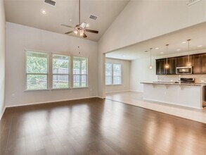 9801 Tolima Dr in Austin, TX - Foto de edificio - Building Photo