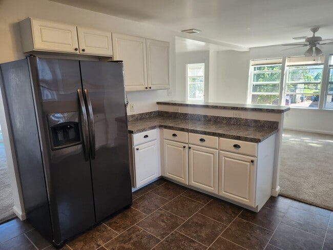 81 Bay View Ave, Unit 2 in Bristol, RI - Building Photo - Building Photo
