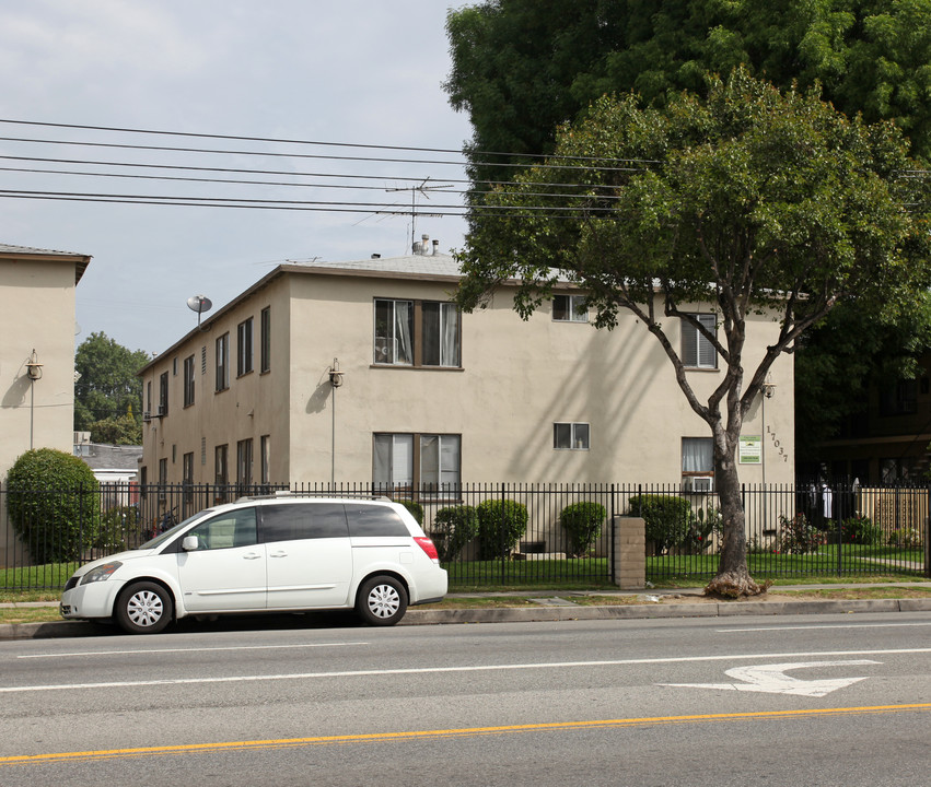 The Vanowen Apartments in Van Nuys, CA - Building Photo