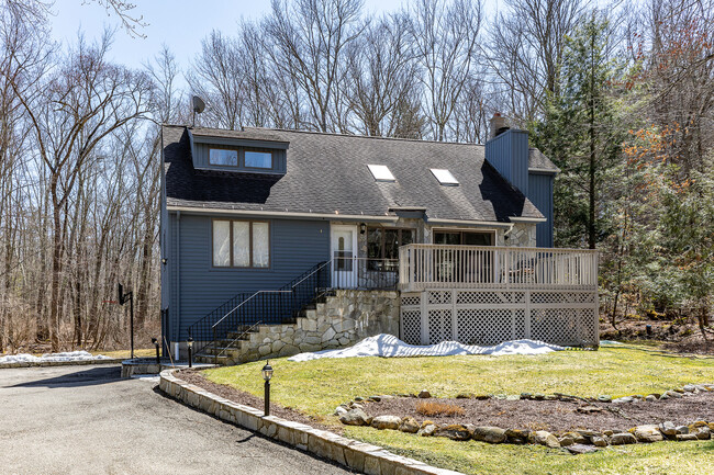 421 E Hyerdale Dr in Goshen, CT - Building Photo - Building Photo