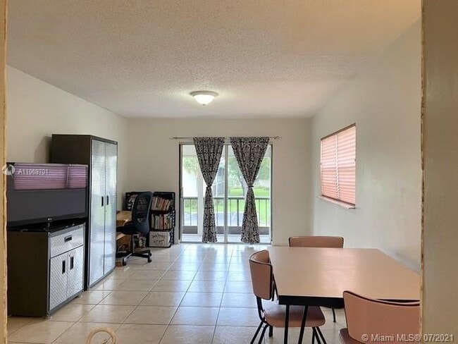 4133 NW 88th Ave in Coral Springs, FL - Foto de edificio - Building Photo