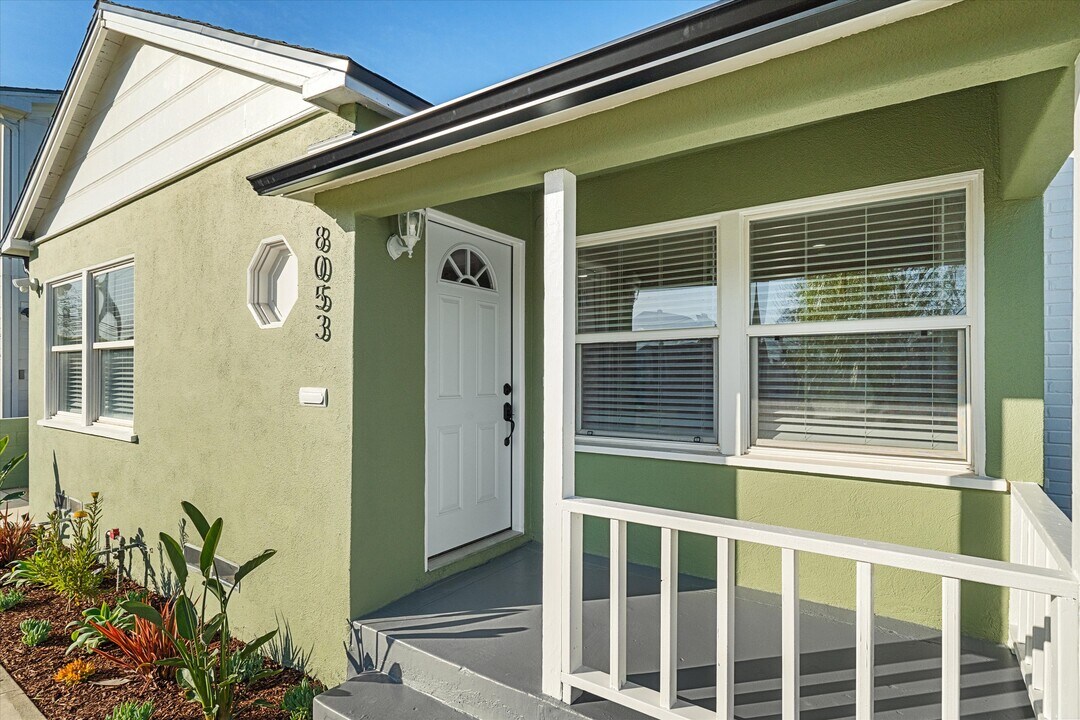 8053 Altavan Ave in Los Angeles, CA - Building Photo