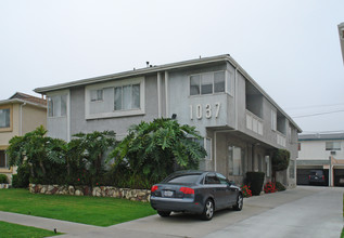 1037 S Holt Ave in Los Angeles, CA - Building Photo - Building Photo