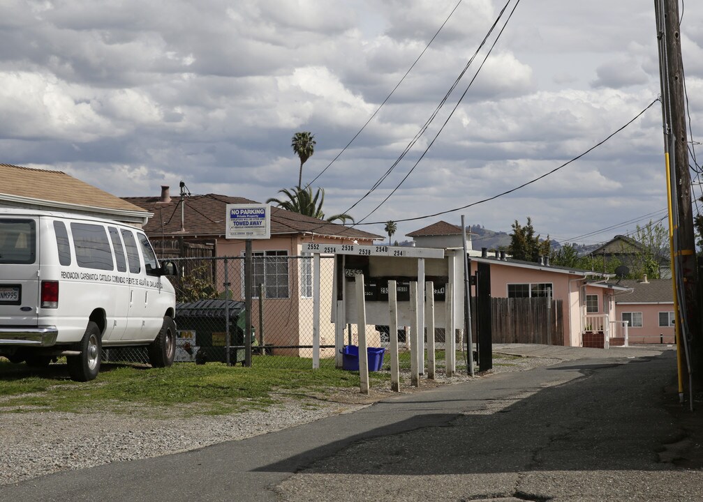 2552 55th Ave in Oakland, CA - Building Photo