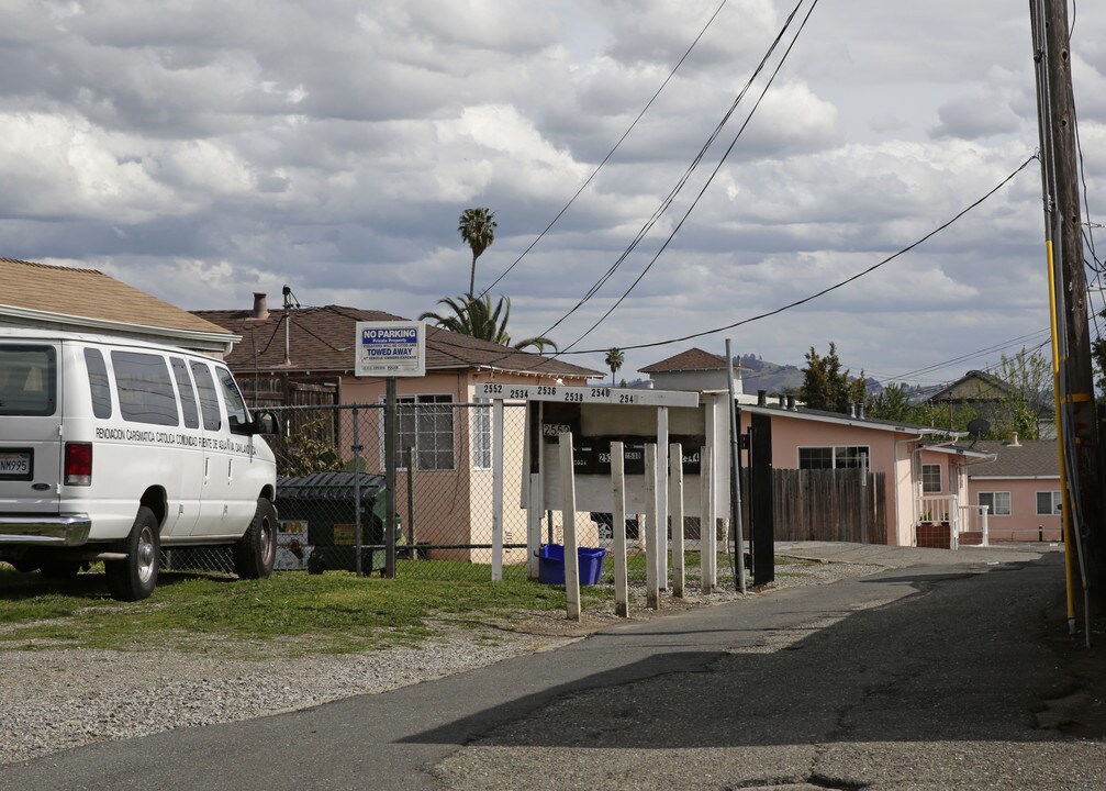 2552 55th Ave in Oakland, CA - Foto de edificio