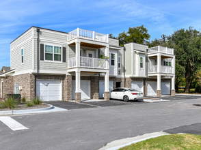 Legends North of Broad in Beaufort, SC - Foto de edificio - Building Photo