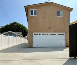829 E 74th St in Los Angeles, CA - Foto de edificio - Building Photo