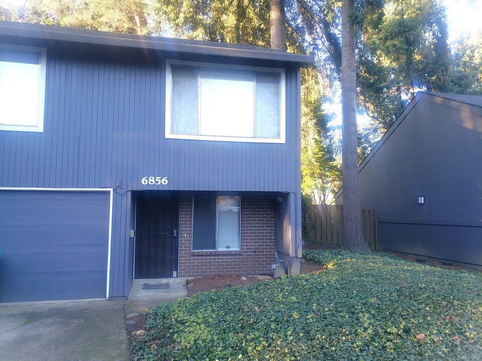 6856 NE Claremont Ave in Portland, OR - Building Photo